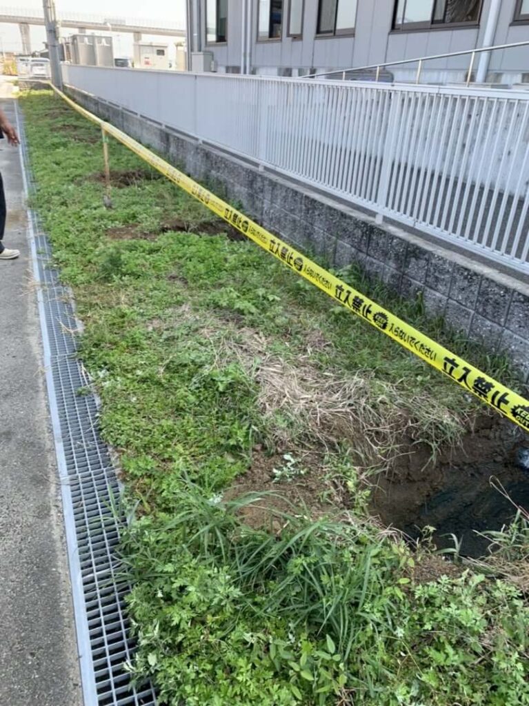 柱を立てるために穴を掘りました。
