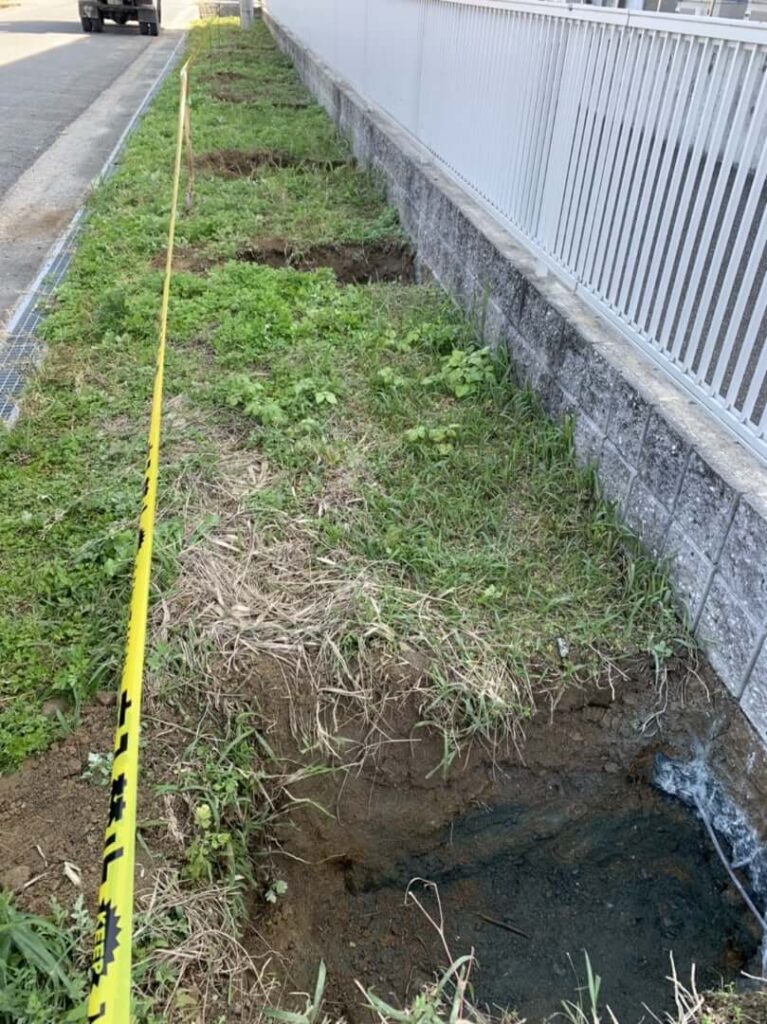 柱を立てるために穴を掘りました。