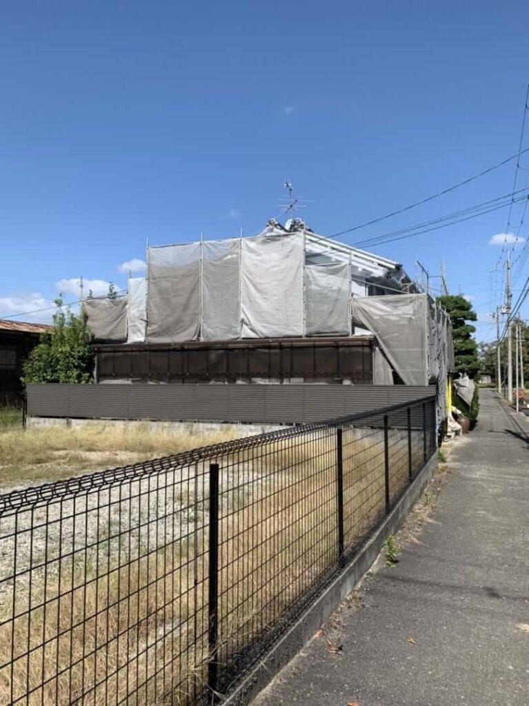 外壁塗装の準備!足場設置と養生の様子