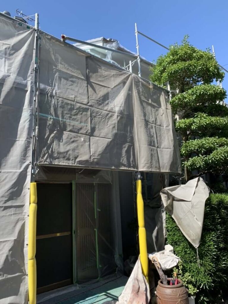 外壁塗装の準備!足場設置と養生の様子