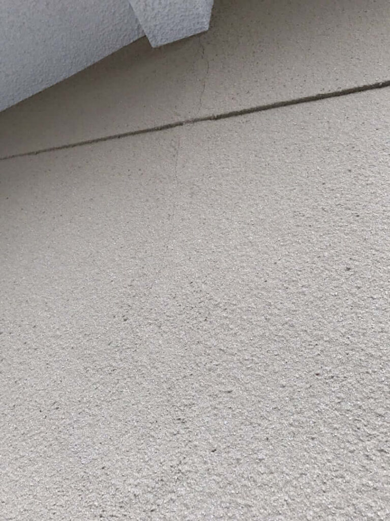 外壁にひびが入った写真