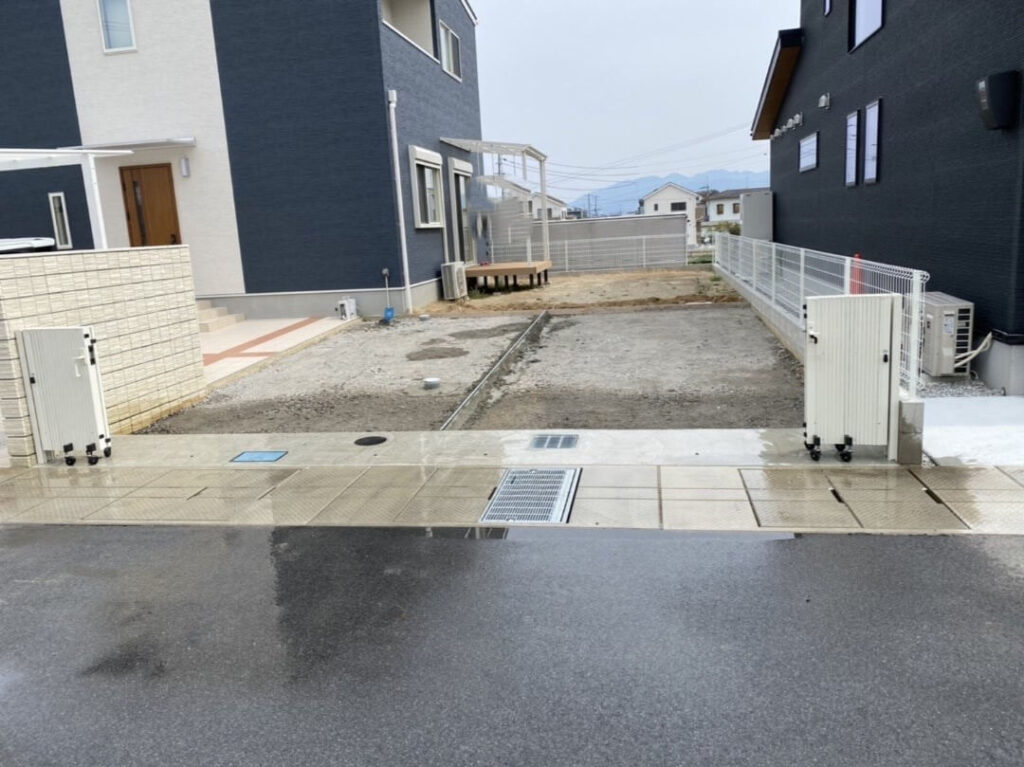 ひび割れ防止のため、目地を設置