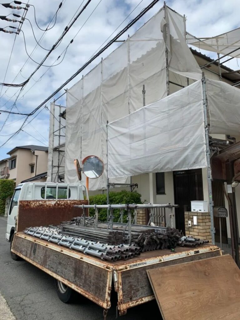 外壁塗装用に足場を組んだ写真