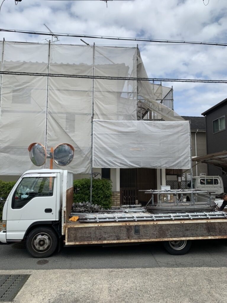 外壁塗装用に足場を組んだ写真
