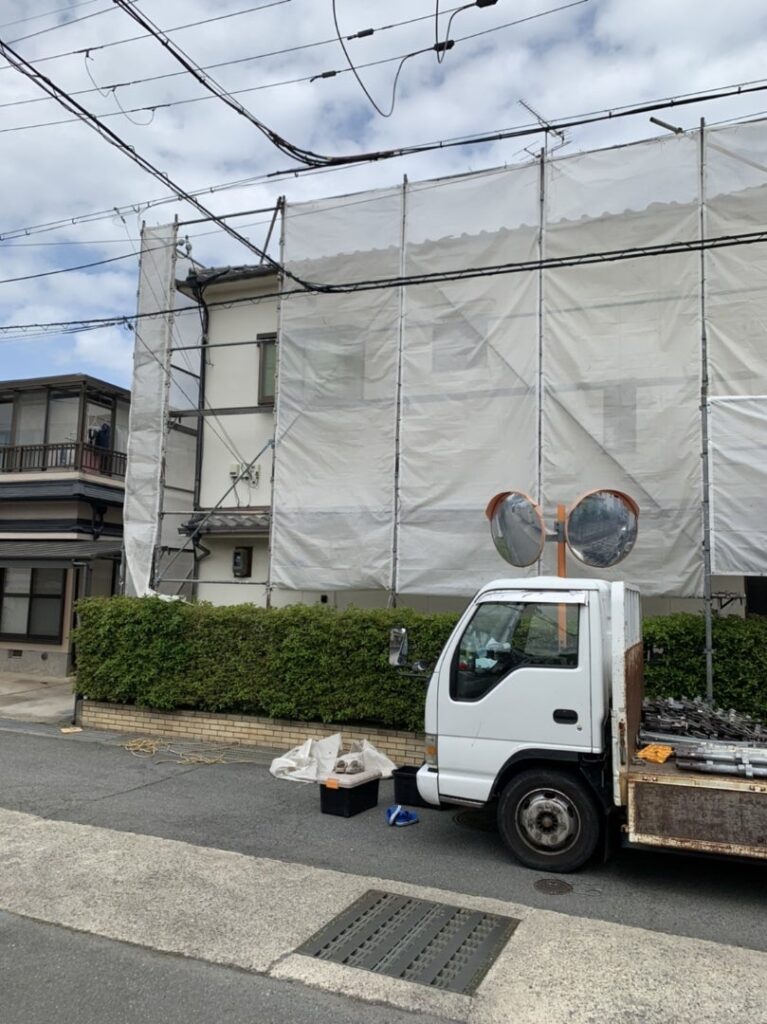 外壁塗装用に足場を組んだ写真