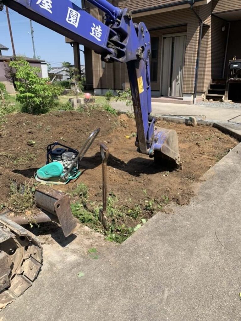 花壇→土間工事（花壇を解体している写真）