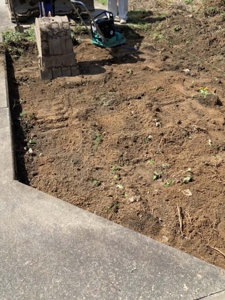 花壇→土間工事（花壇を解体して整地している写真）