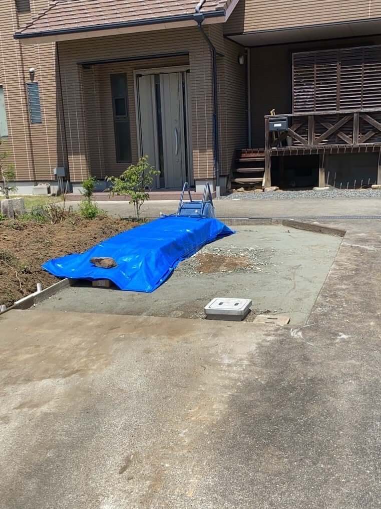 花壇→土間工事（コンクリートを打つための下地の写真）