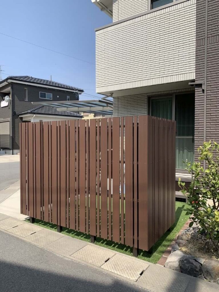 既存の目隠しフェンスですが、隙間が気になる灯で…。