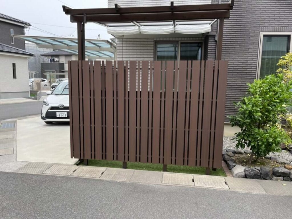 既存の目隠しフェンスの内側から板を張りました