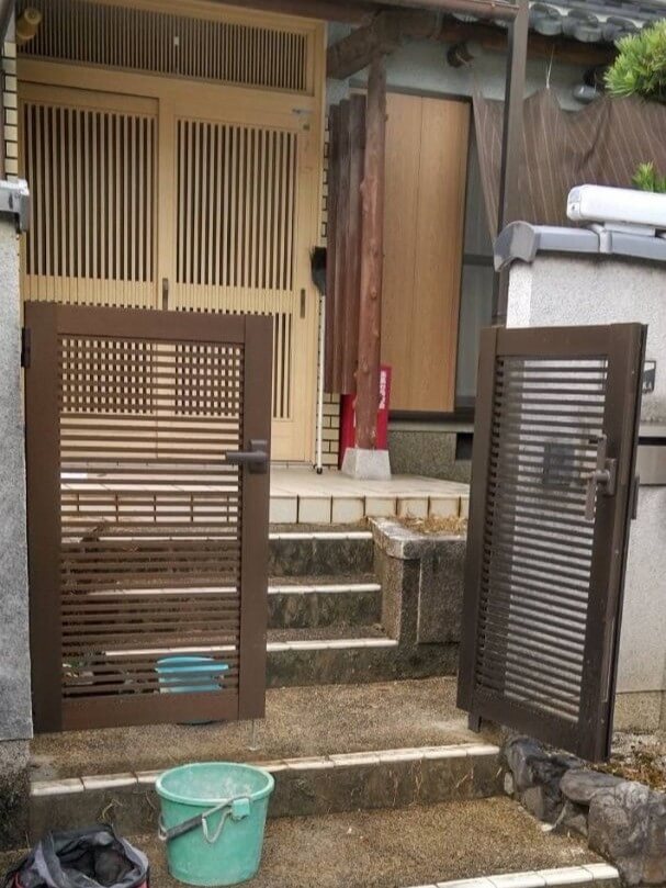 新門扉の取り付け