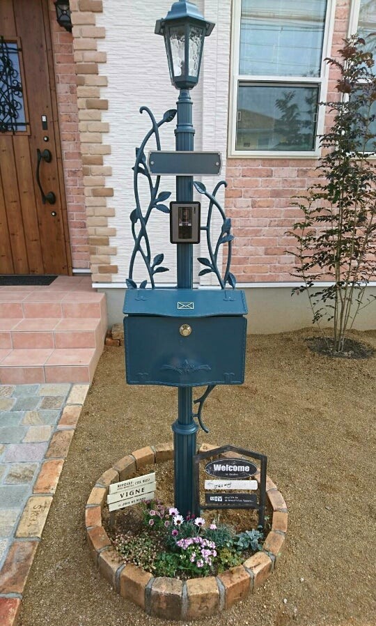 アンティーク調の機能門柱
LIXILのユーロブリーズ