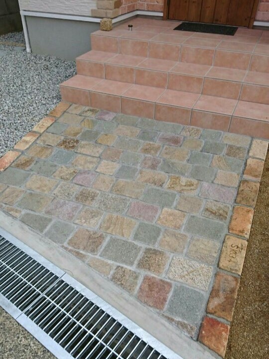 ビンテージレンガで玄関アプローチ