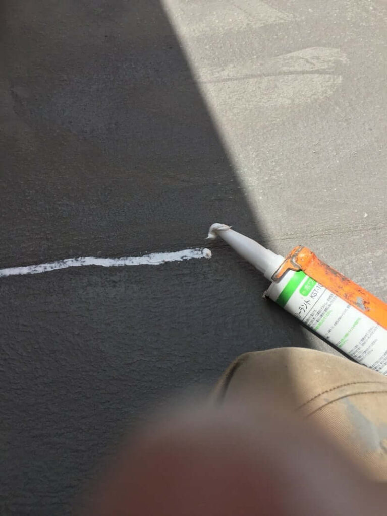 ヒビが入っている所全部にしっかりコーキング