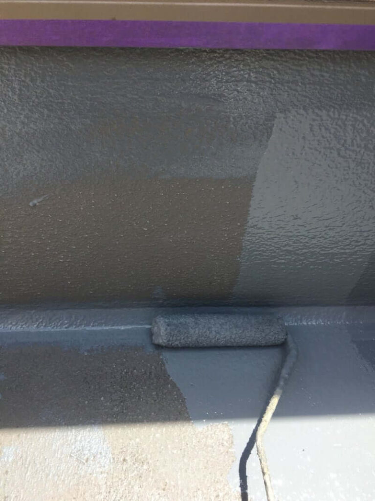 丁寧にローラーで塗り上げ