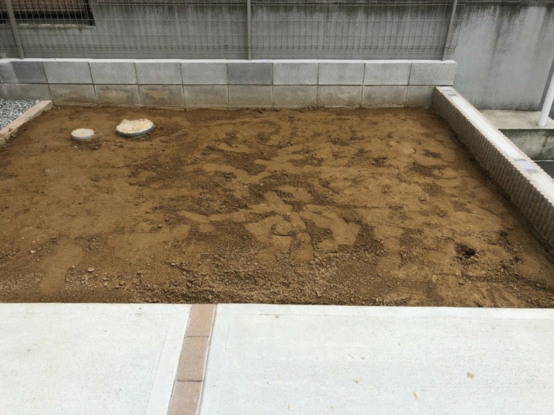 砂利敷きの下地として、地面を丁寧に整地し、しっかりと転圧して下地を安定させた様子