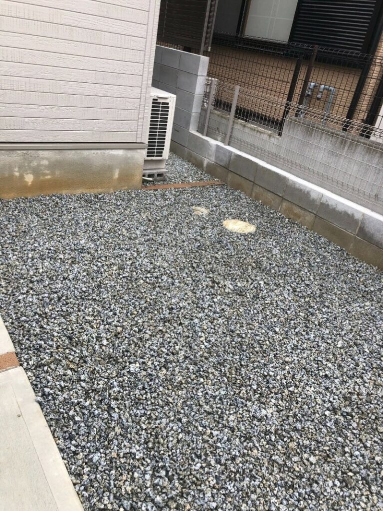 砂利を均一に敷き込み、見た目も使い勝手も良い仕上がりとなりました