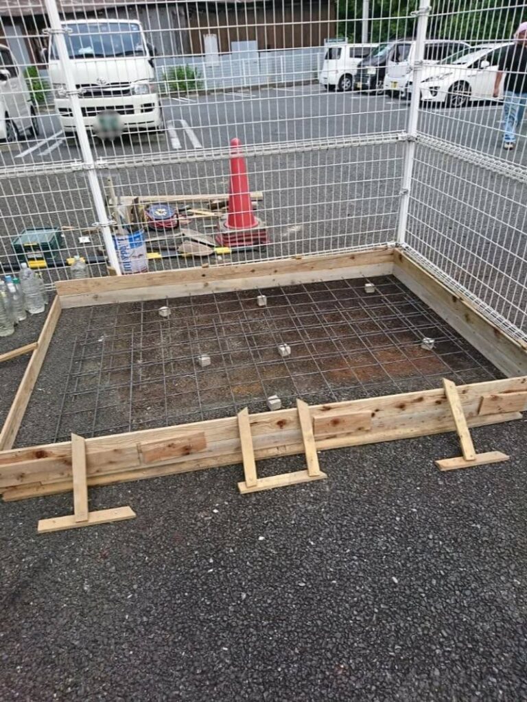 地面を整えてから型枠を組み、ワイヤーメッシュで補強。