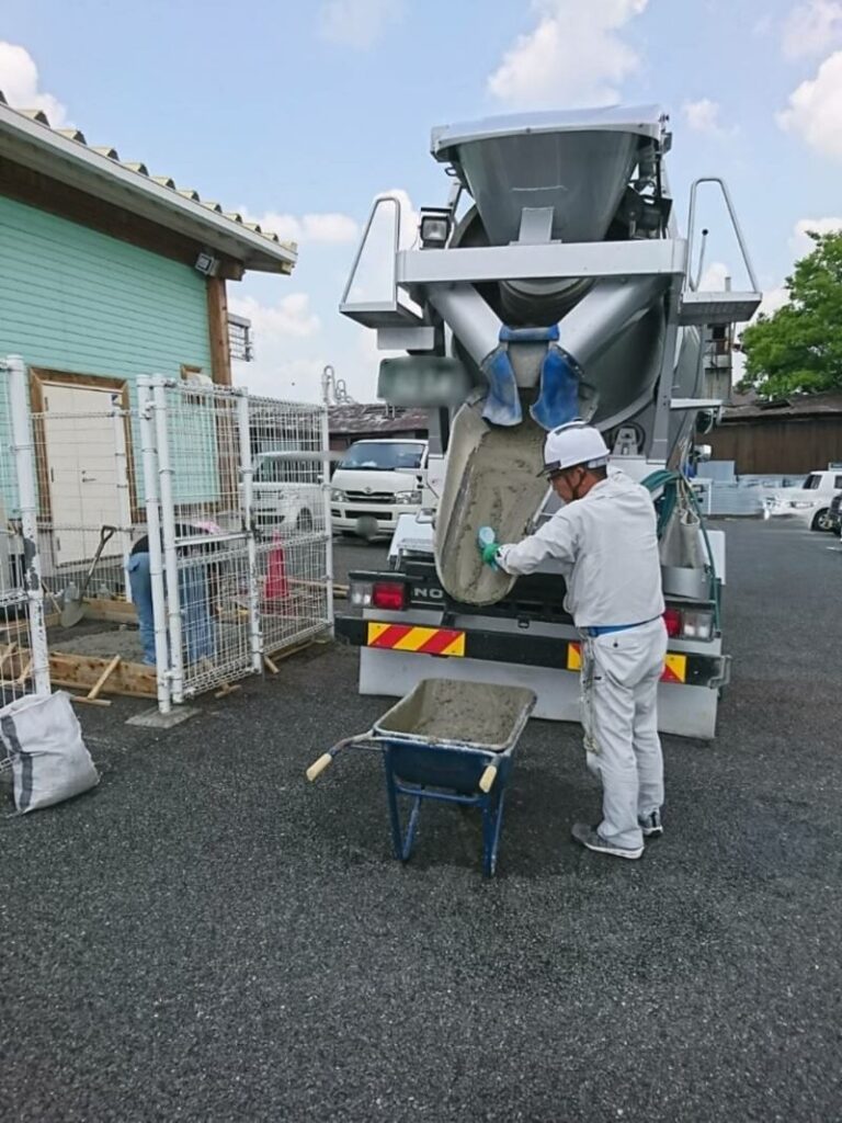 生コンクリートで基礎を施工。