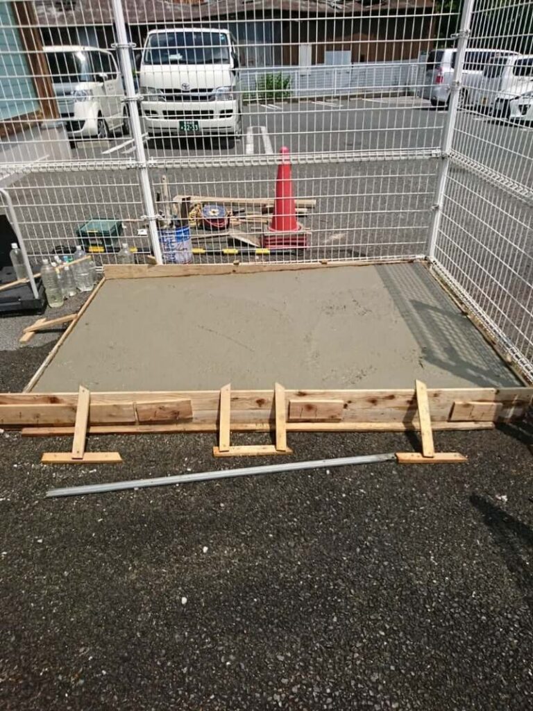 生コンクリートで基礎を施工。