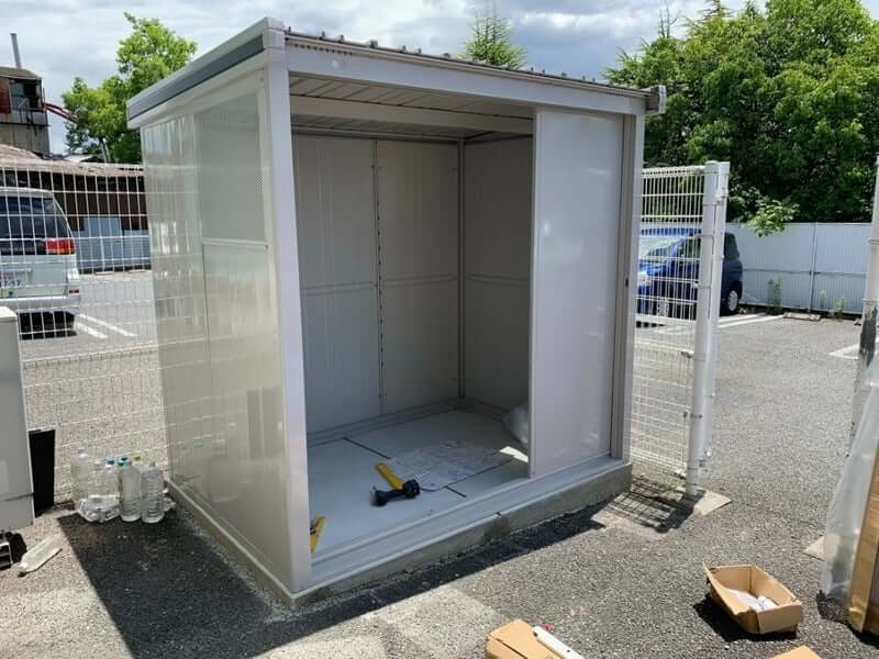 スライド式で使いやすい新しい物置を設置