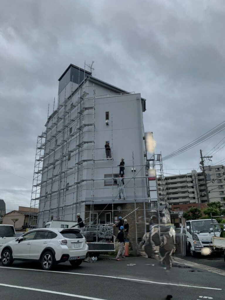 塗り終えて足場を外している様子