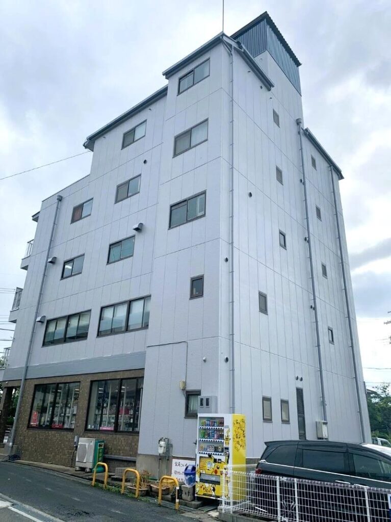 外壁塗装してキレイになったビルの写真