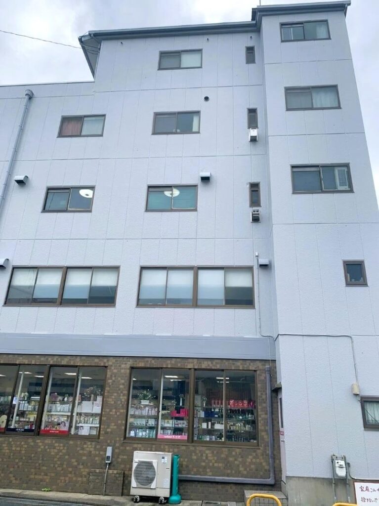 外壁塗装してキレイになったビルの写真