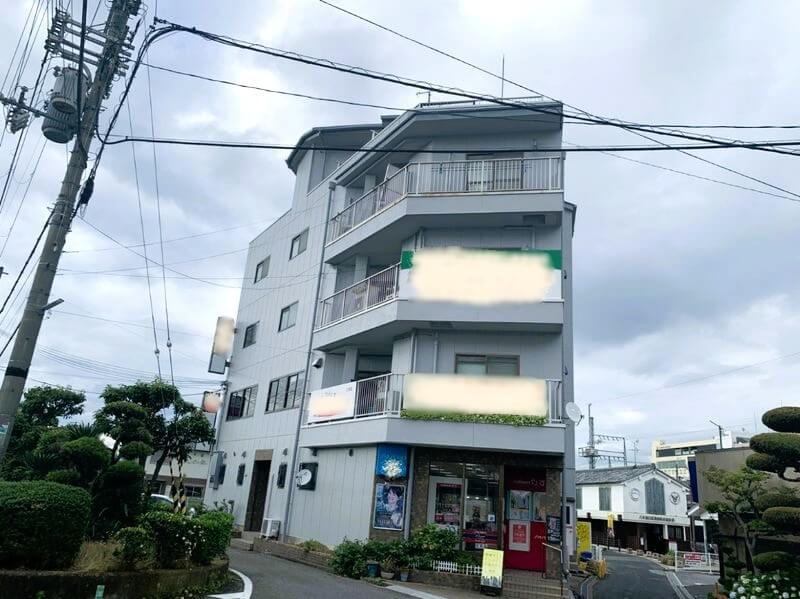 外壁塗装してキレイになったビルの写真