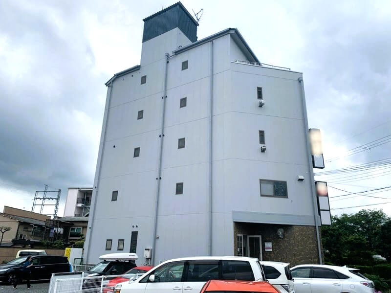 外壁塗装してキレイになったビルの写真