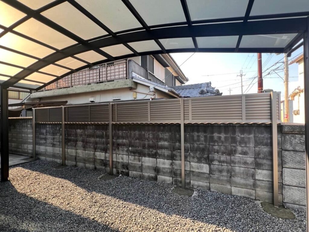 ブロック塀に目隠しフェンスを組み合わせて設置した写真