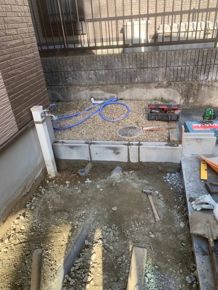 奥の砂利が流れ込んでこないようにブロックで土留め
