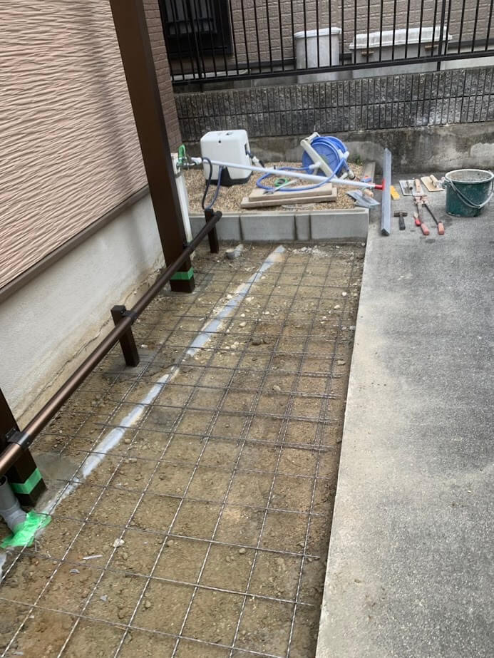 整地してワイヤーメッシュで補強してコンクリートを流す準備完了