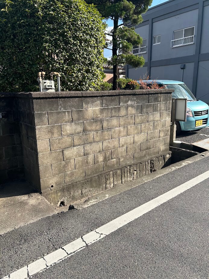 朽ちかけたブロック塀（施工前）