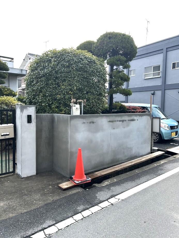 ブロック塀に下地コンクリートを塗って補強した写真