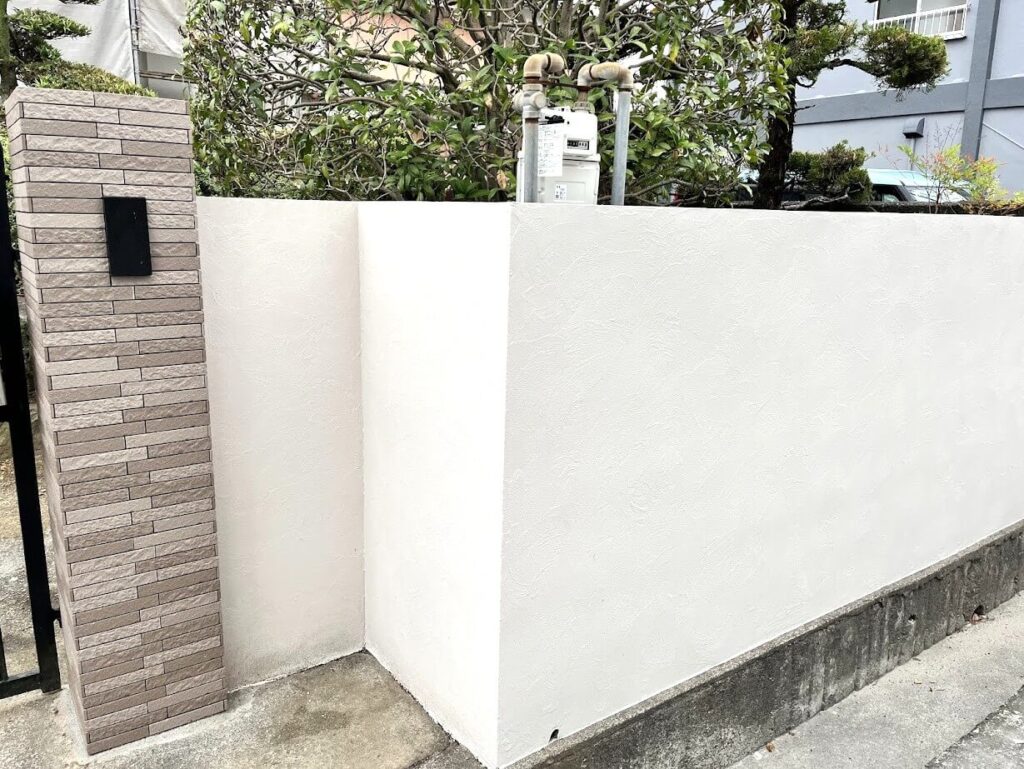 補強したブロック塀に仕上げ塗装した写真