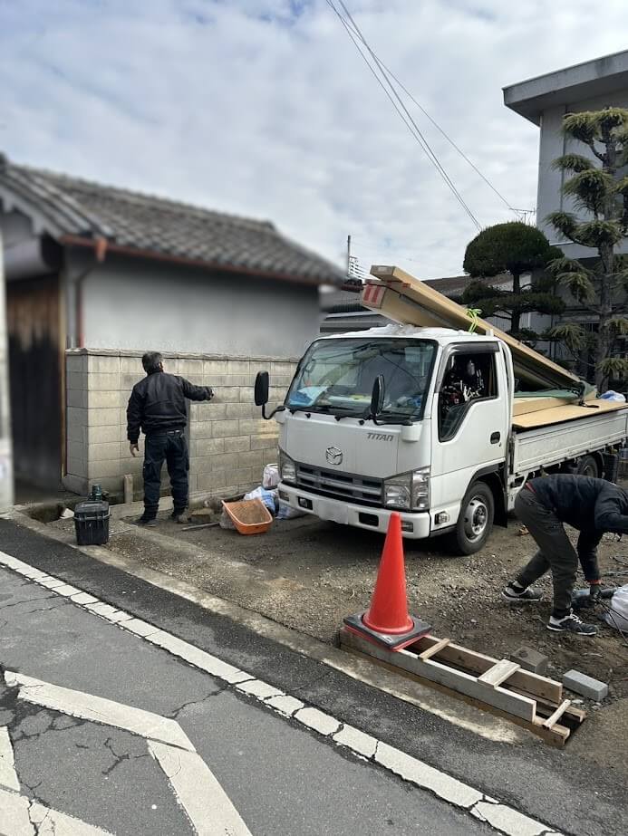 ガレージとブロック塀を解体した写真