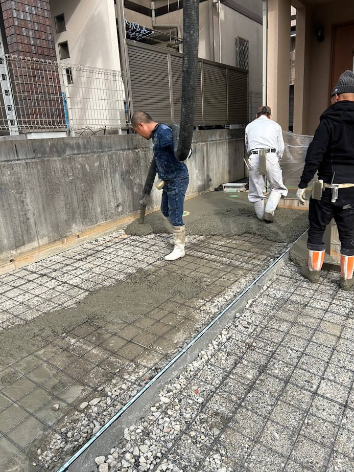 ポンプ車で一気にコンクリートを流し込んでいきます