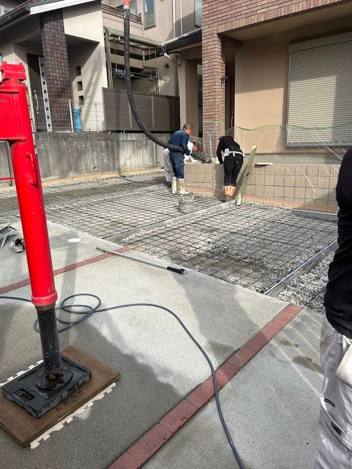 お庭の部分も、お手入れが楽になるように土間コンクリートにします