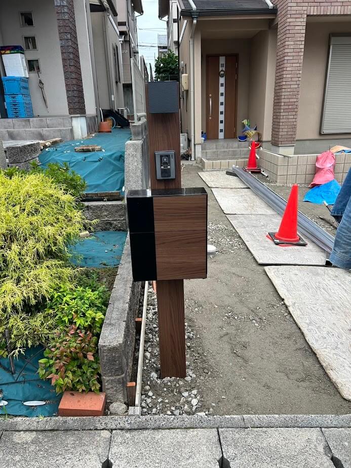門柱の位置を敷地の端へと配置することで、車がゆったりと停められる広々としたスペースを確保
