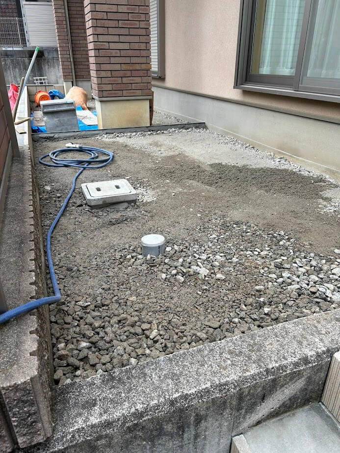 お庭の部分も、お手入れが楽になるように土間コンクリートにします