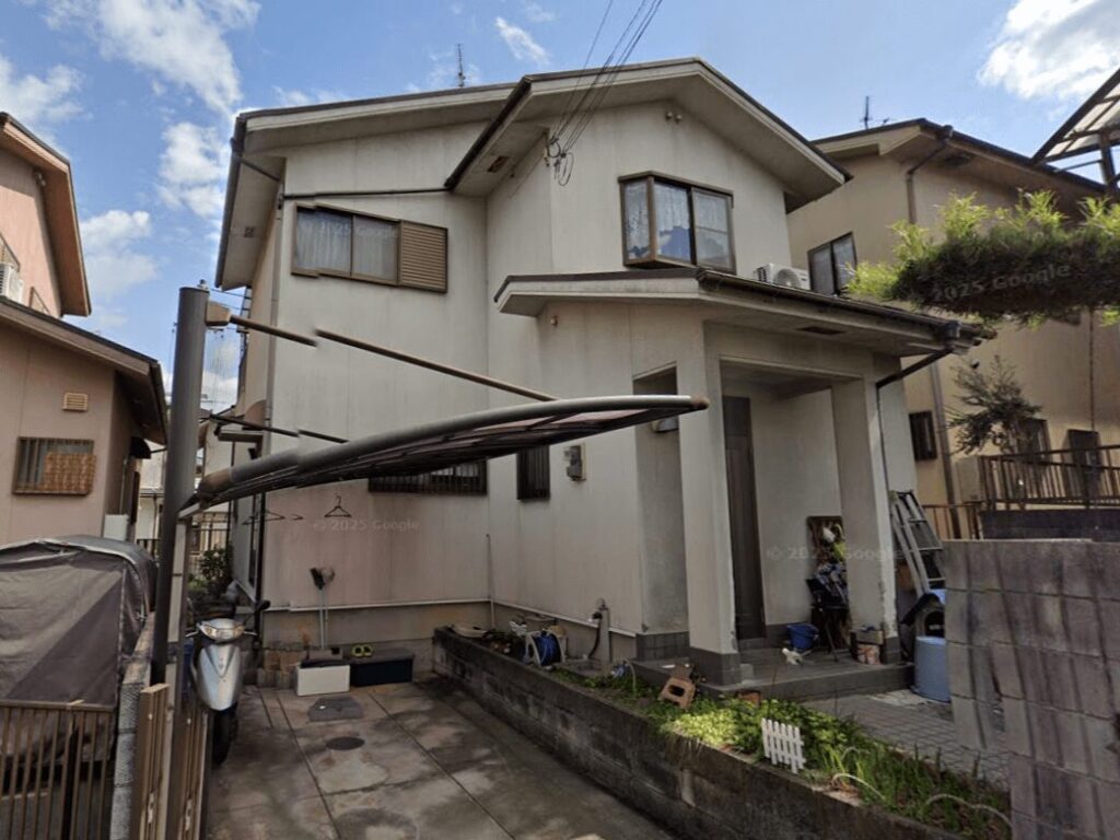 長年の風雨にさらされ、少しずつくすんでいた外壁。