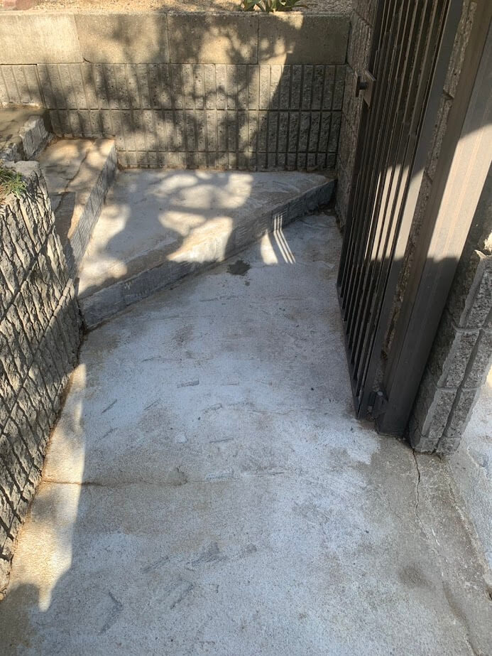 既存のタイルを剥がした写真