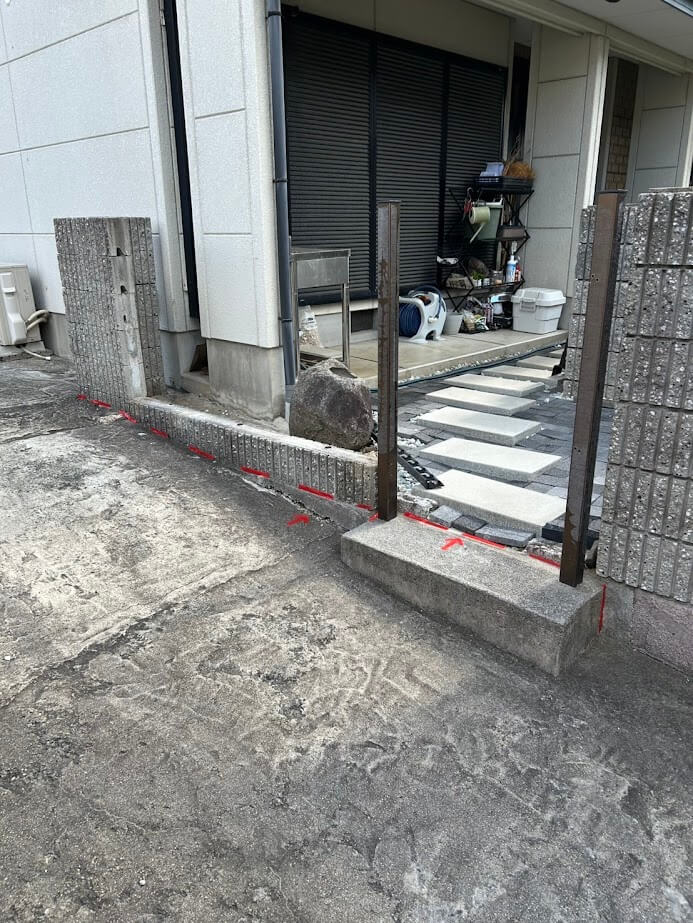 駐車場とお庭の間のブロック塀（解体前）