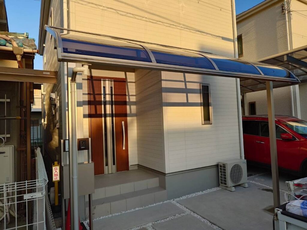 玄関前に西日対策として設置したテラス屋根
