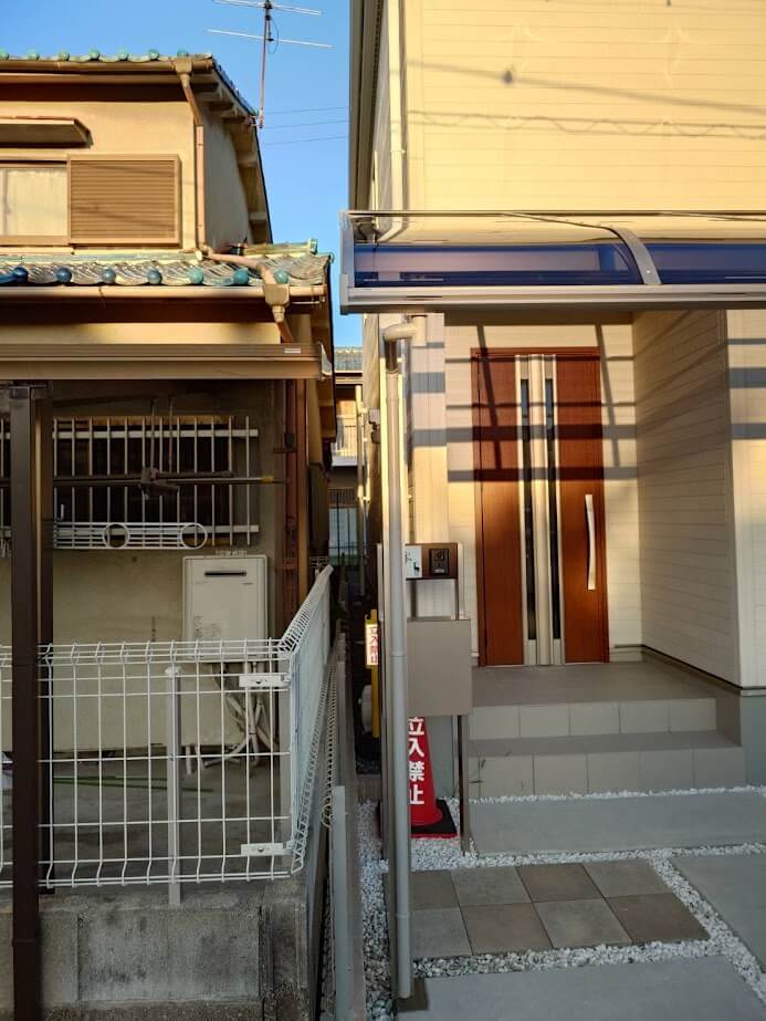 玄関前に西日対策として設置したテラス屋根
