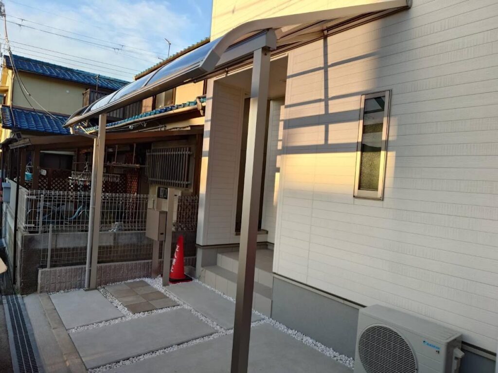 玄関前に西日対策として設置したテラス屋根