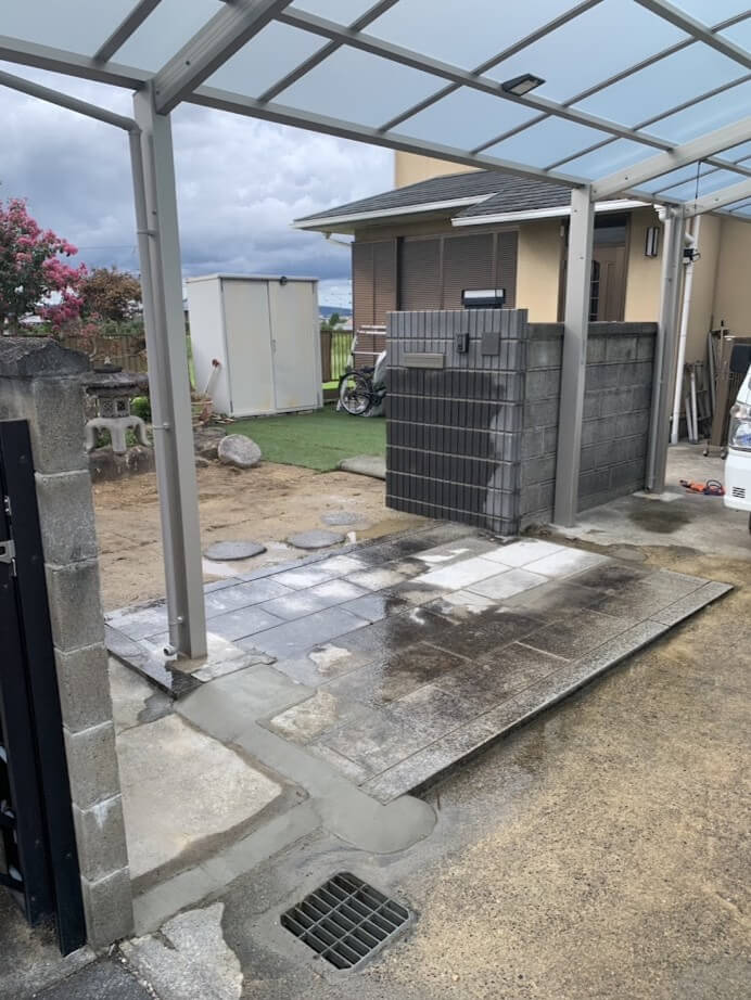向きを変えて新設した門柱