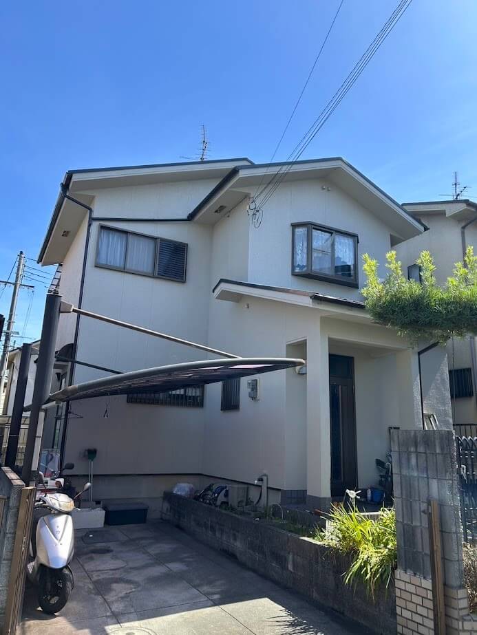 元の色味を活かしつつ、少しだけ明るめのトーンで塗り上げた外壁