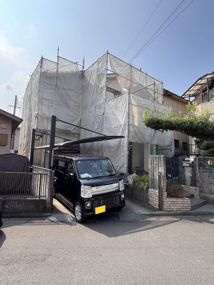 足場を組んで外壁塗装工事をしている様子